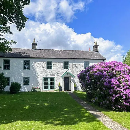 Close Farmhouse *